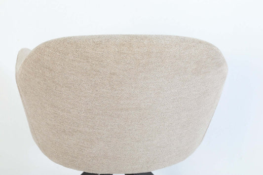 De Maxim eetkamerstoel van VSO Design combineert minimalistische elegantie met optimaal zitcomfort. De zachte, neutraal gekleurde stoffering sluit naadloos aan bij diverse interieurstijlen, van Scandinavisch tot modern industrieel. De volledig gesloten kuipvorm met geïntegreerde armleuningen zorgt voor een comfortabele en ondersteunende zitervaring.
Het robuuste zwarte metalen onderstel met vier taps toelopende poten in kruisvorm geeft de Maxim een stabiele basis en een subtiele design-touch.