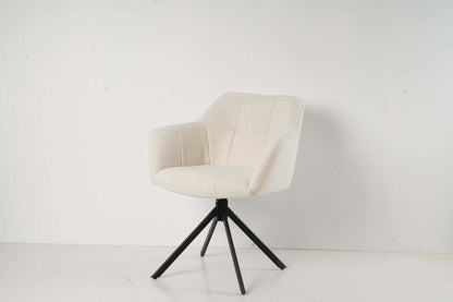 De Rosalie eetkamerstoel van VSO Design is een
perfecte mix van modern design en comfort. De stoel is bekleed met een zachte,
wollige bouclé stof in een elegante witte kleur, wat zorgt voor een warme en
stijlvolle uitstraling in elke eethoek.

Het licht afgeronde design van de rug- en armleuningen biedt
fijne ondersteuning, terwijl de subtiele stiknaden zorgen voor een luxe
afwerking. De zwarte, metalen kruispoot voegt een stoer, industrieel contrast
toe en maakt de stoel stevig én visueel aantrekkelijk.