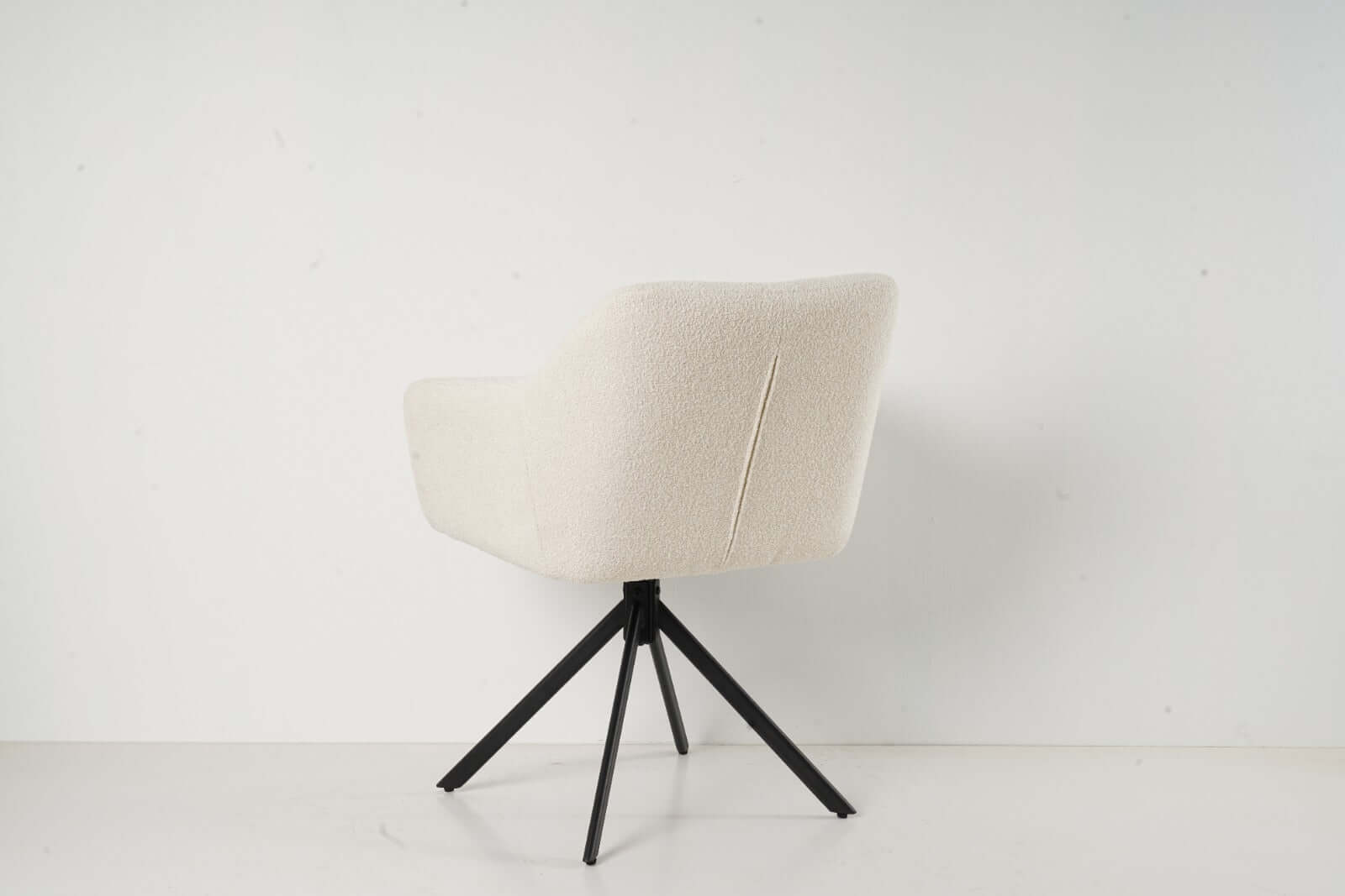 De Rosalie eetkamerstoel van VSO Design is een
perfecte mix van modern design en comfort. De stoel is bekleed met een zachte,
wollige bouclé stof in een elegante witte kleur, wat zorgt voor een warme en
stijlvolle uitstraling in elke eethoek.

Het licht afgeronde design van de rug- en armleuningen biedt
fijne ondersteuning, terwijl de subtiele stiknaden zorgen voor een luxe
afwerking. De zwarte, metalen kruispoot voegt een stoer, industrieel contrast
toe en maakt de stoel stevig én visueel aantrekkelijk.