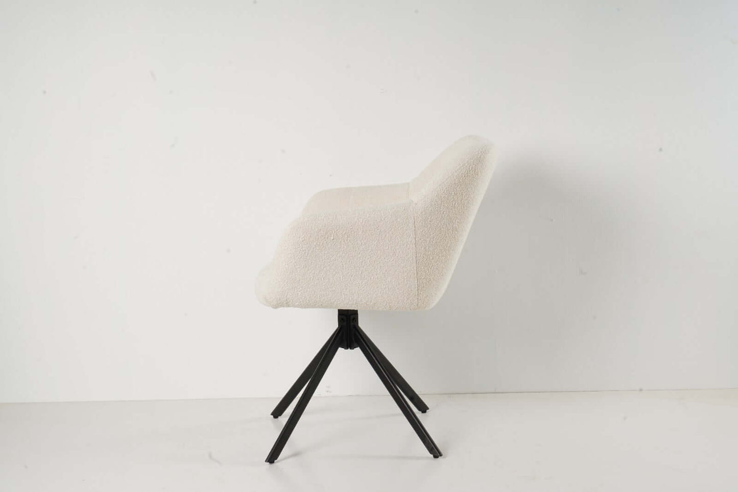 De Rosalie eetkamerstoel van VSO Design is een
perfecte mix van modern design en comfort. De stoel is bekleed met een zachte,
wollige bouclé stof in een elegante witte kleur, wat zorgt voor een warme en
stijlvolle uitstraling in elke eethoek.

Het licht afgeronde design van de rug- en armleuningen biedt
fijne ondersteuning, terwijl de subtiele stiknaden zorgen voor een luxe
afwerking. De zwarte, metalen kruispoot voegt een stoer, industrieel contrast
toe en maakt de stoel stevig én visueel aantrekkelijk.