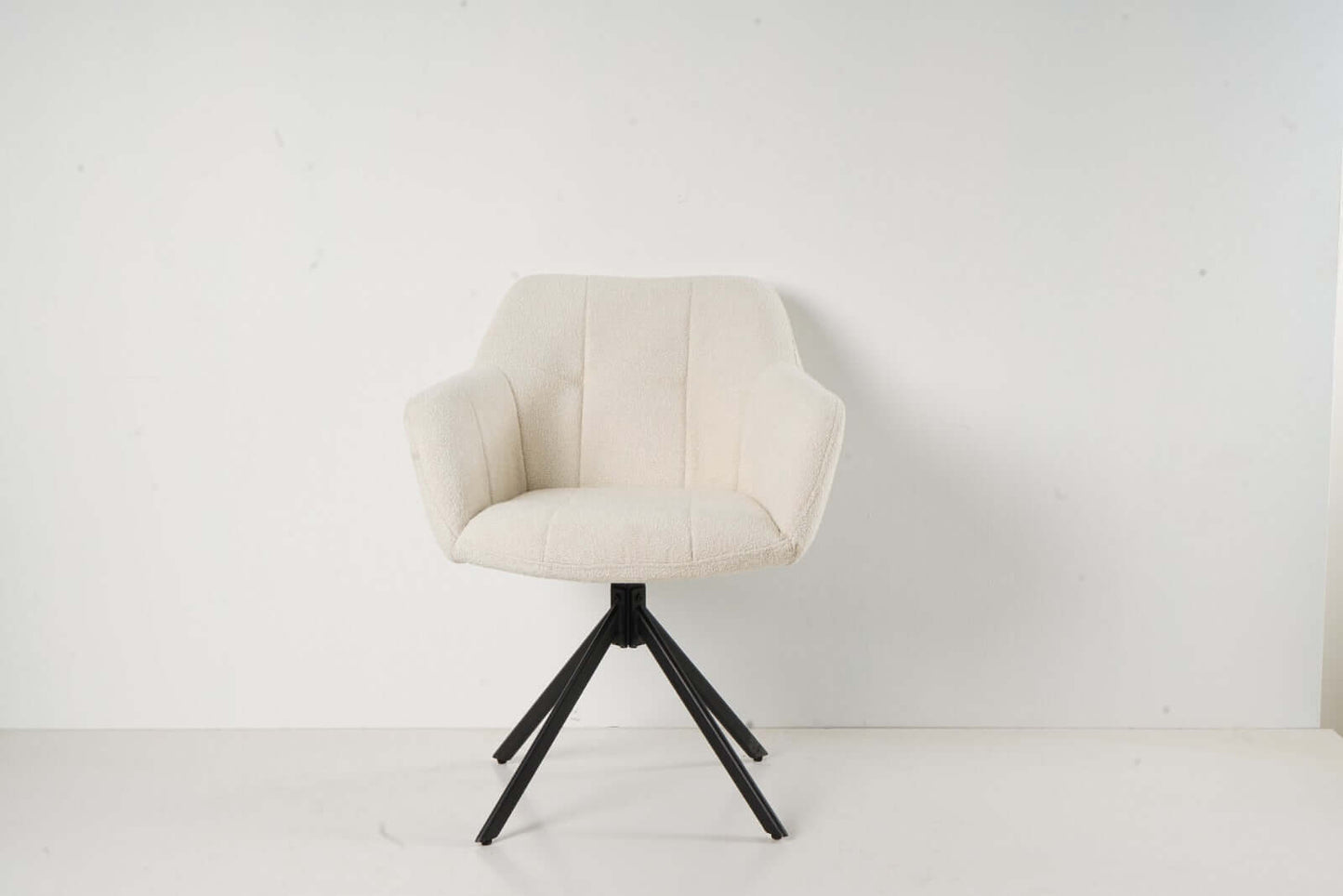 De Rosalie eetkamerstoel van VSO Design is een
perfecte mix van modern design en comfort. De stoel is bekleed met een zachte,
wollige bouclé stof in een elegante witte kleur, wat zorgt voor een warme en
stijlvolle uitstraling in elke eethoek.

Het licht afgeronde design van de rug- en armleuningen biedt
fijne ondersteuning, terwijl de subtiele stiknaden zorgen voor een luxe
afwerking. De zwarte, metalen kruispoot voegt een stoer, industrieel contrast
toe en maakt de stoel stevig én visueel aantrekkelijk.