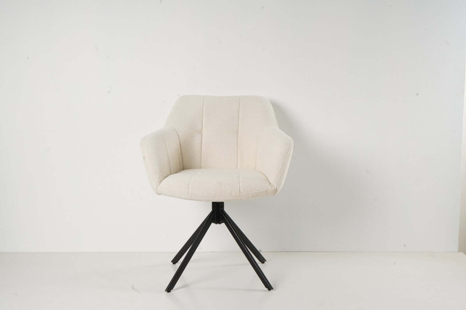 De Rosalie eetkamerstoel van VSO Design is een
perfecte mix van modern design en comfort. De stoel is bekleed met een zachte,
wollige bouclé stof in een elegante witte kleur, wat zorgt voor een warme en
stijlvolle uitstraling in elke eethoek.

Het licht afgeronde design van de rug- en armleuningen biedt
fijne ondersteuning, terwijl de subtiele stiknaden zorgen voor een luxe
afwerking. De zwarte, metalen kruispoot voegt een stoer, industrieel contrast
toe en maakt de stoel stevig én visueel aantrekkelijk.